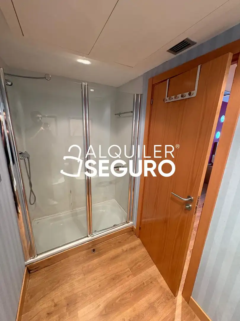 Bany de Pis de lloguer en Madrid amb Aire condicionat, Calefacció i Piscina