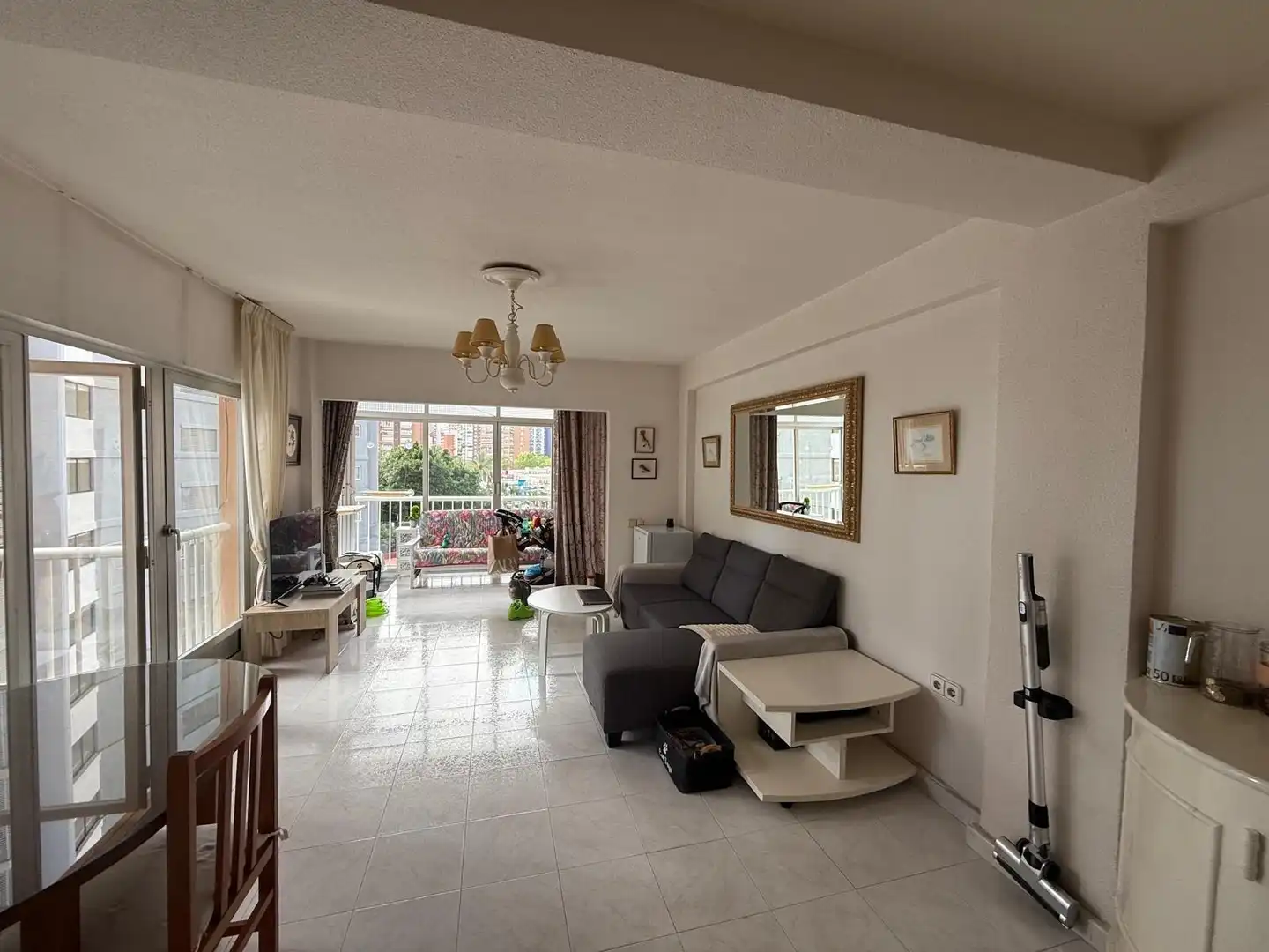 Sala de estar de Apartamento en venta en Benidorm con Terraza y Amueblado