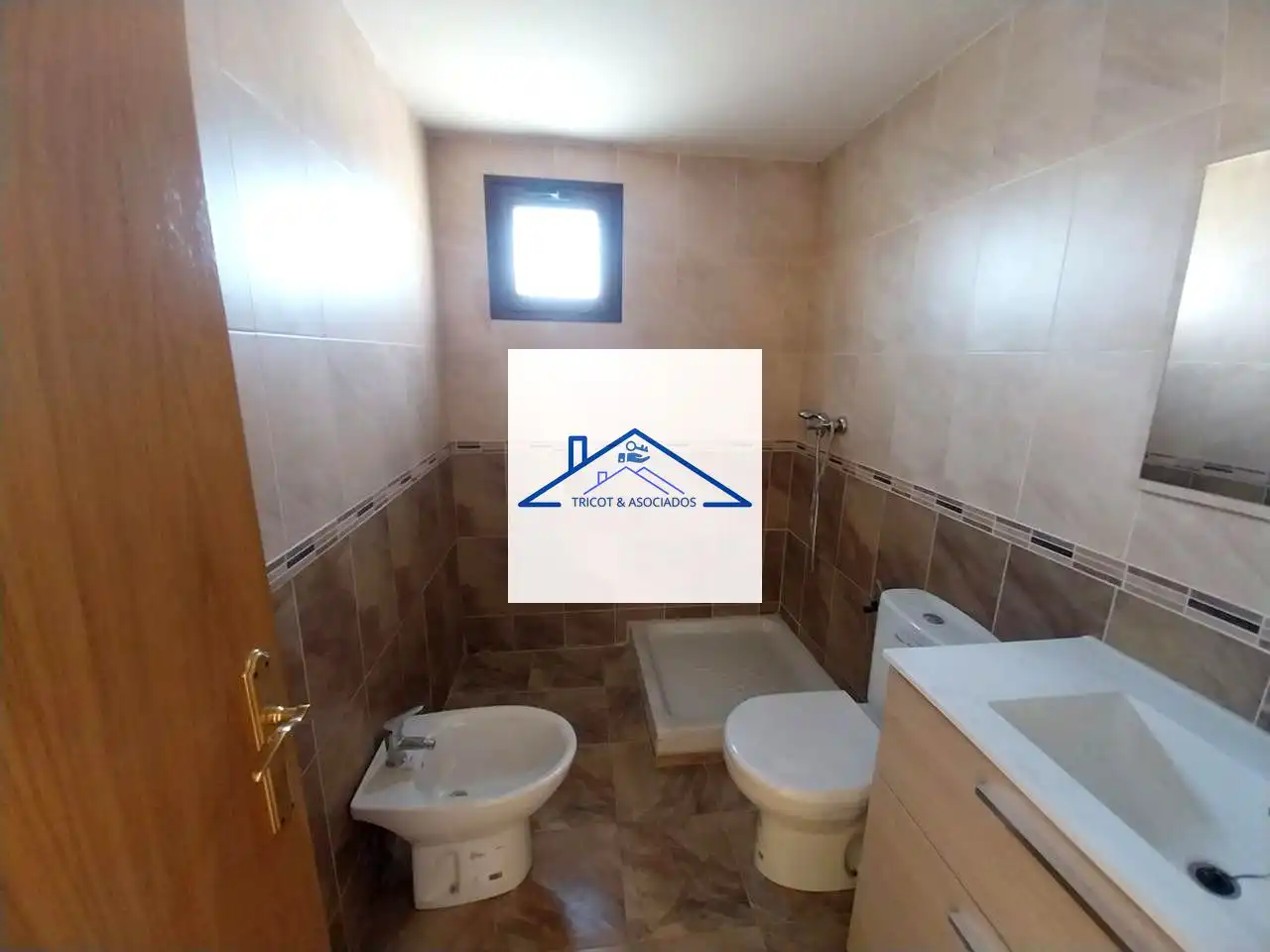 Badezimmer von Erdgeschoss zum Verkauf in Ocaña mit Heizung, Privatgarten und Abstellraum