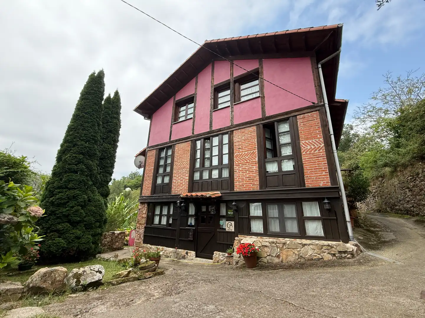 Vista exterior de Casa o xalet en venda en Ribadesella amb Calefacció, Jardí privat i Parquet