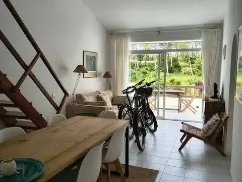 Wohnzimmer von Dachboden zum Verkauf in Pals mit Terrasse, Möbliert und Gemeinschaftspool