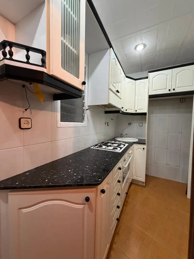 Cuina de Pis en venda en Barcelona amb Moblat, Forn i Balcó