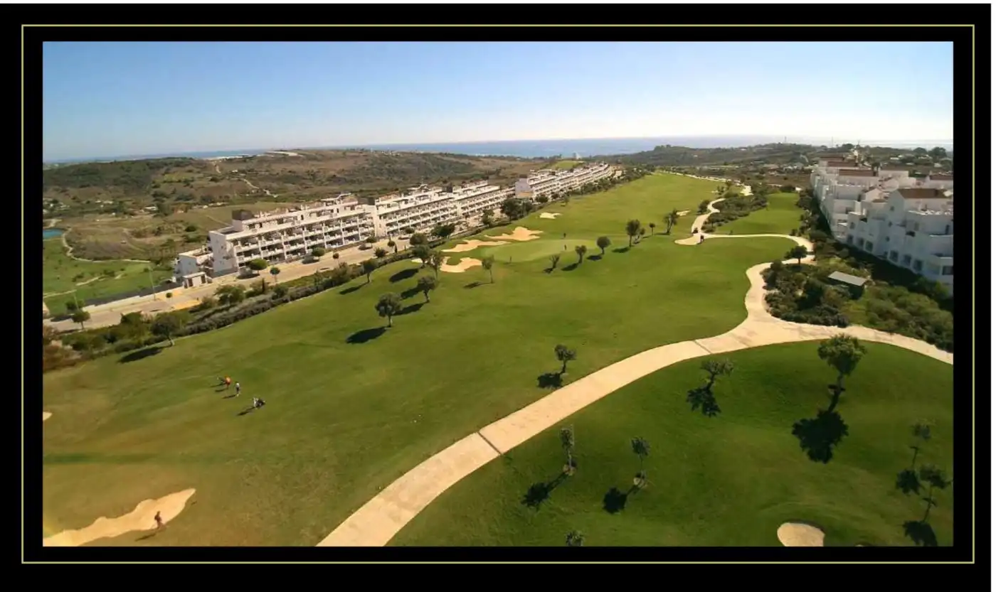 Vista exterior de Piso en venta en Estepona con Aire acondicionado, Jardín privado y Terraza