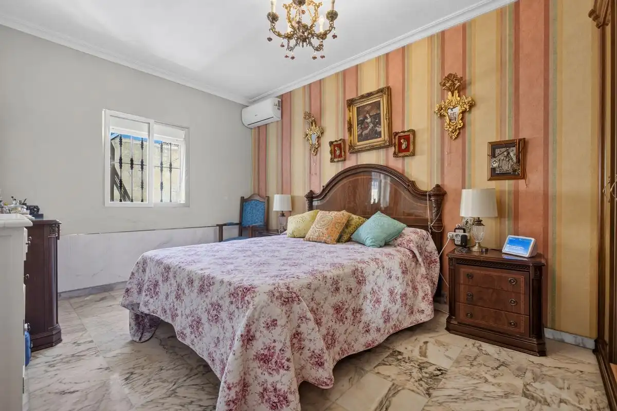 Schlafzimmer von Einfamilien-Reihenhaus zum Verkauf in Dos Hermanas mit Klimaanlage, Heizung und Terrasse
