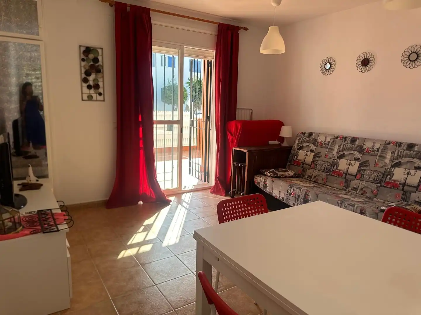 Sala de estar de Apartamento en venta en Chiclana de la Frontera con Terraza, Amueblado y Piscina comunitaria