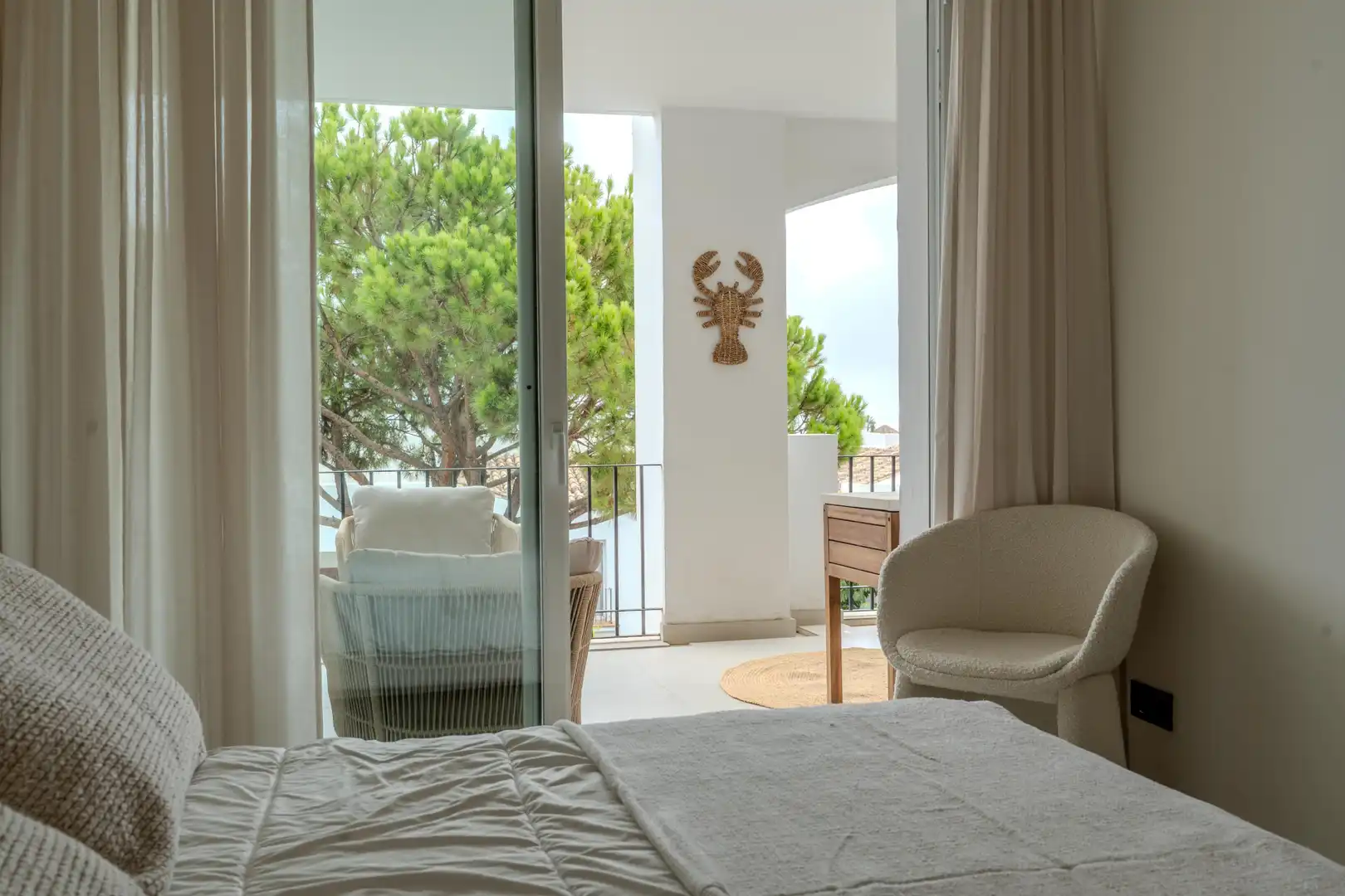 Habitación de Apartamento de alquiler en Benahavís con Aire acondicionado, Terraza y Piscina
