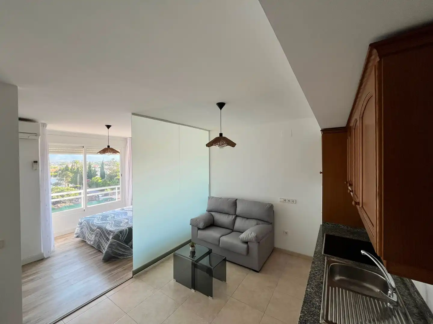 Sala d'estar de Estudi de lloguer en Benicarló amb Aire condicionat i Moblat