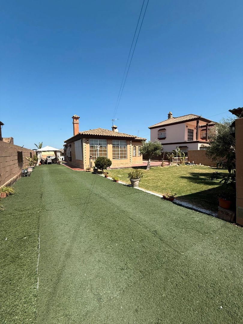 Vista exterior de Casa o xalet en venda en El Puerto de Santa María amb Aire condicionat, Jardí privat i Traster