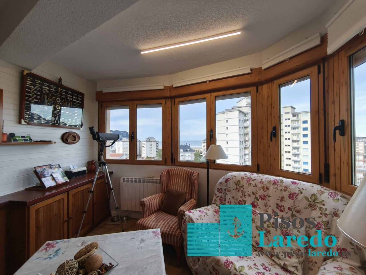 Sala de estar de Piso en venta en Laredo con Calefacción, Terraza y Trastero