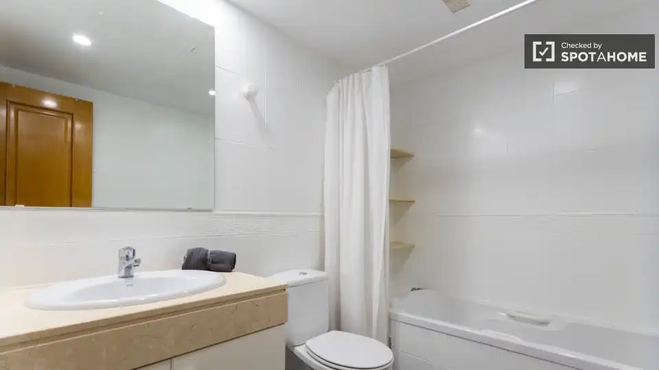 Bathroom of Apartments for share in Valencia  with Air Conditioner, Terrace and Furnished