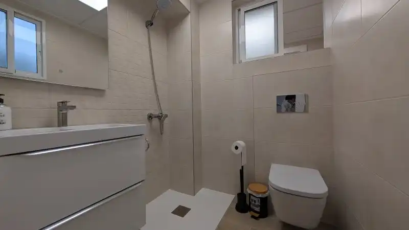 Badezimmer von Wohnung zur Miete in Elche / Elx mit Möbliert, Ofen und Waschmaschine