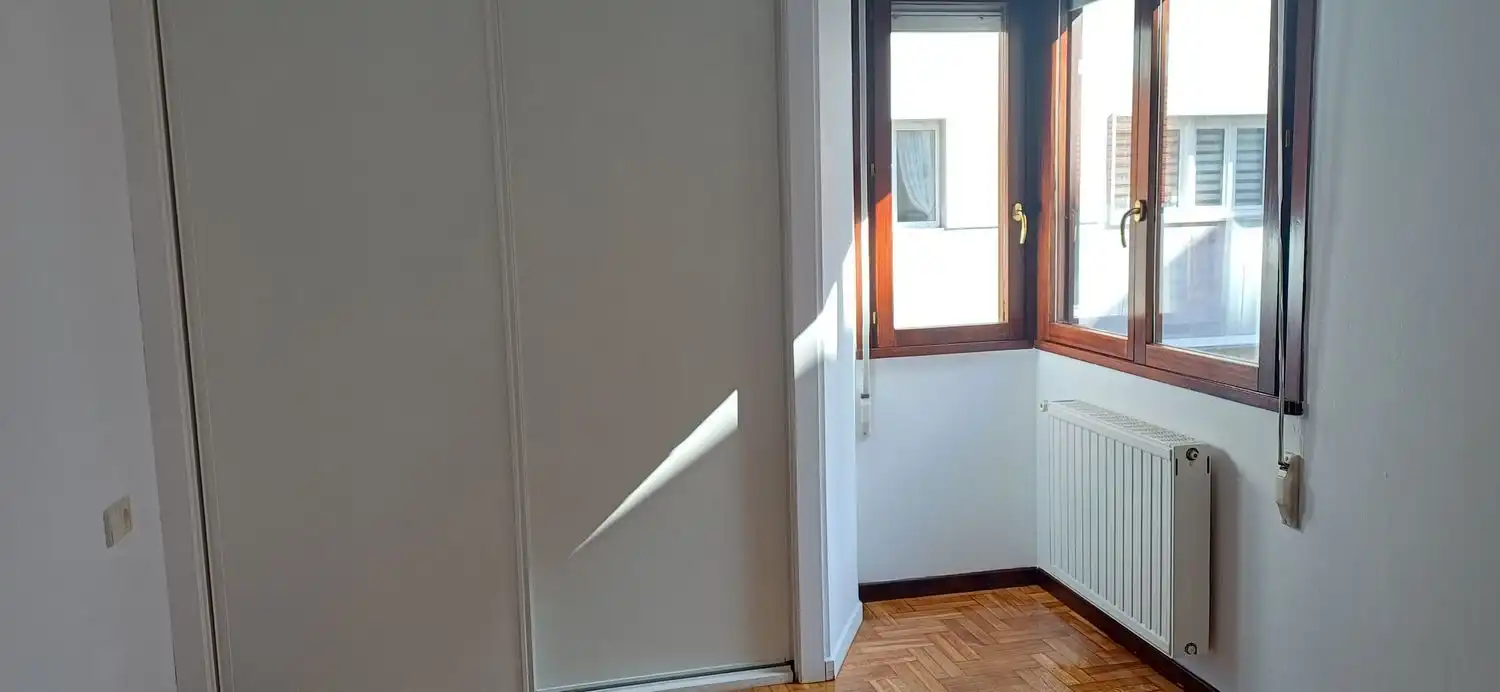 Piso de alquiler en Gijón  con Calefacción, Trastero y Piscina