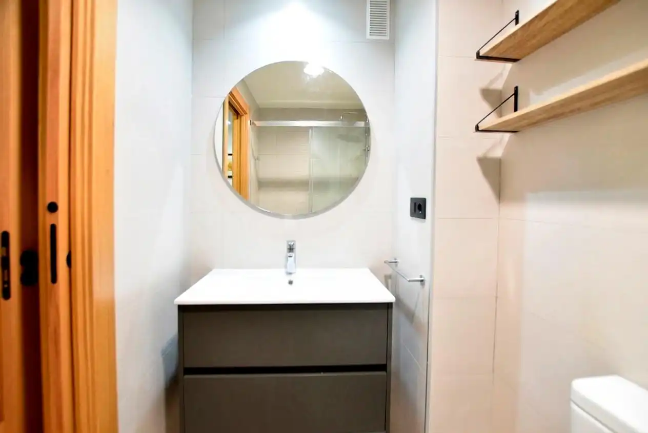 Badezimmer von Wohnung zur Miete in Granada mit Klimaanlage, Heizung und Terrasse