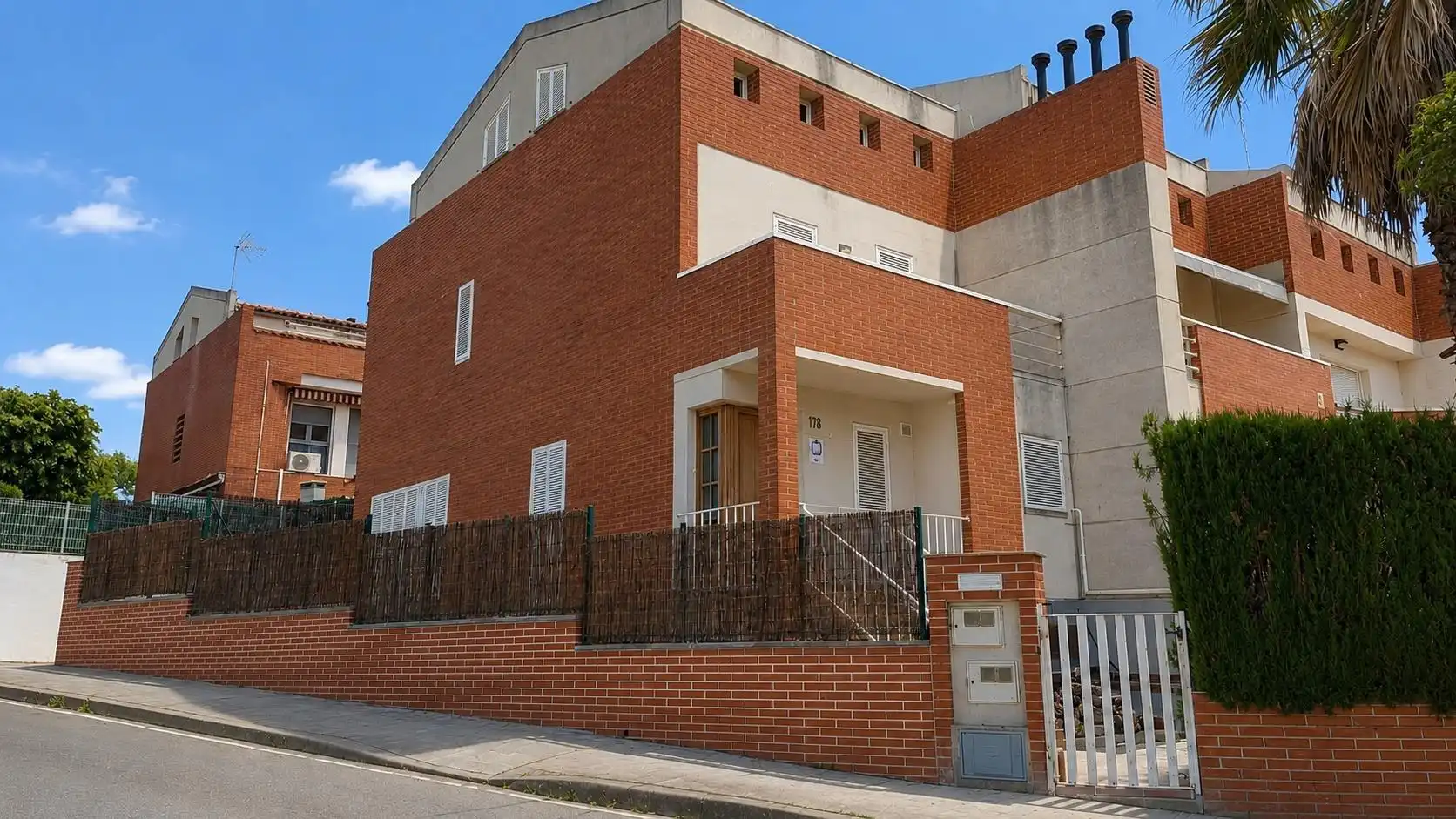 Vista exterior de Casa adosada en venta en Parets del Vallès con Calefacción y Terraza