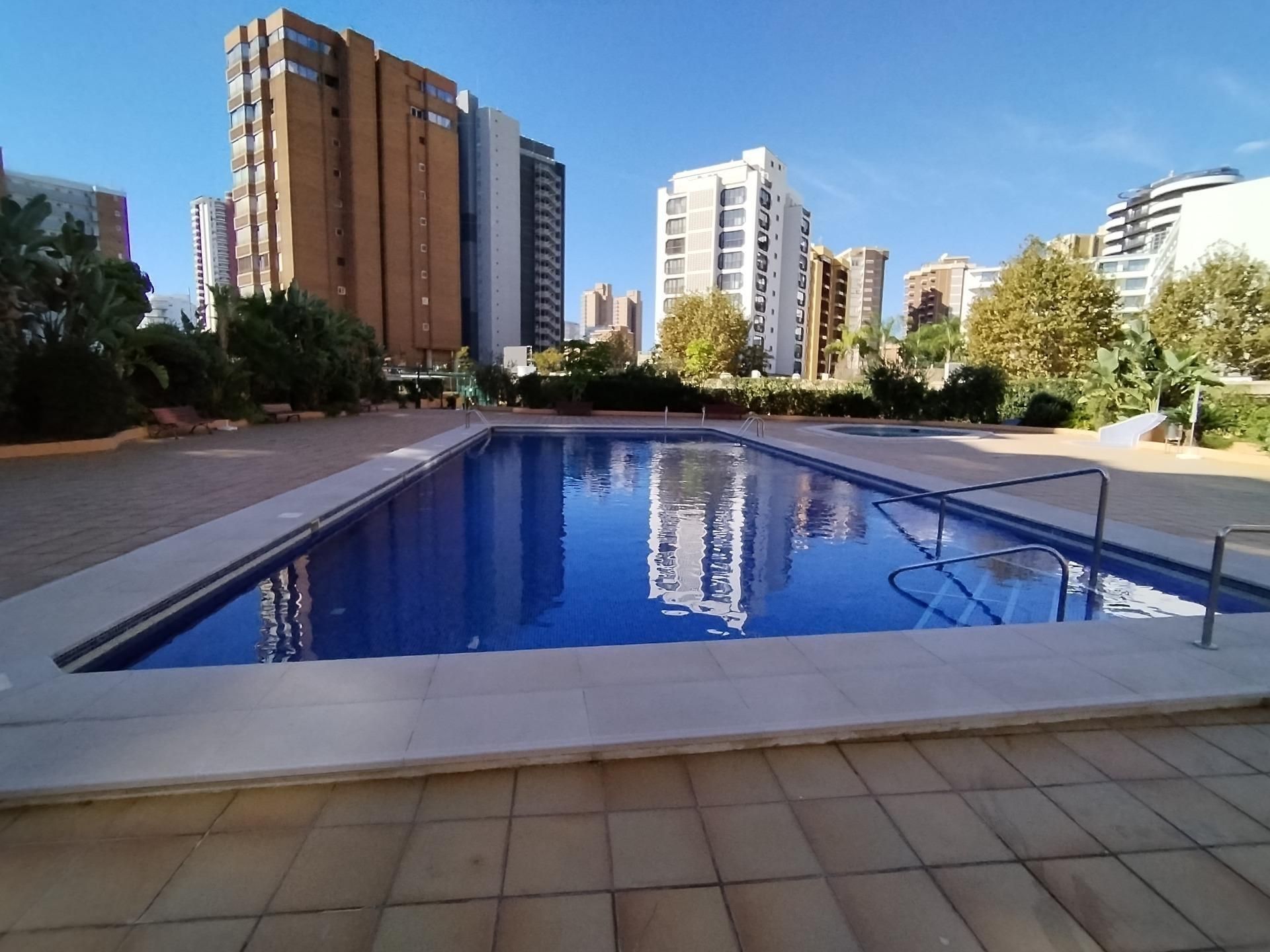 Piscina de Apartament en venda en Benidorm amb Aire condicionat, Calefacció i Jardí privat