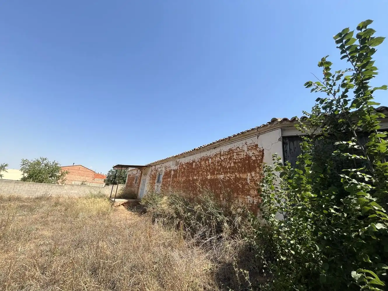 Außenansicht von Fabrikhallen zum Verkauf in Villalgordo del Júcar