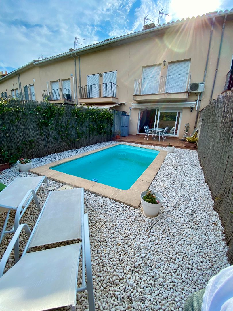 Swimming pool of Single-family semi-detached for sale in Girona Capital  with Air Conditioner, Heating and Private garden