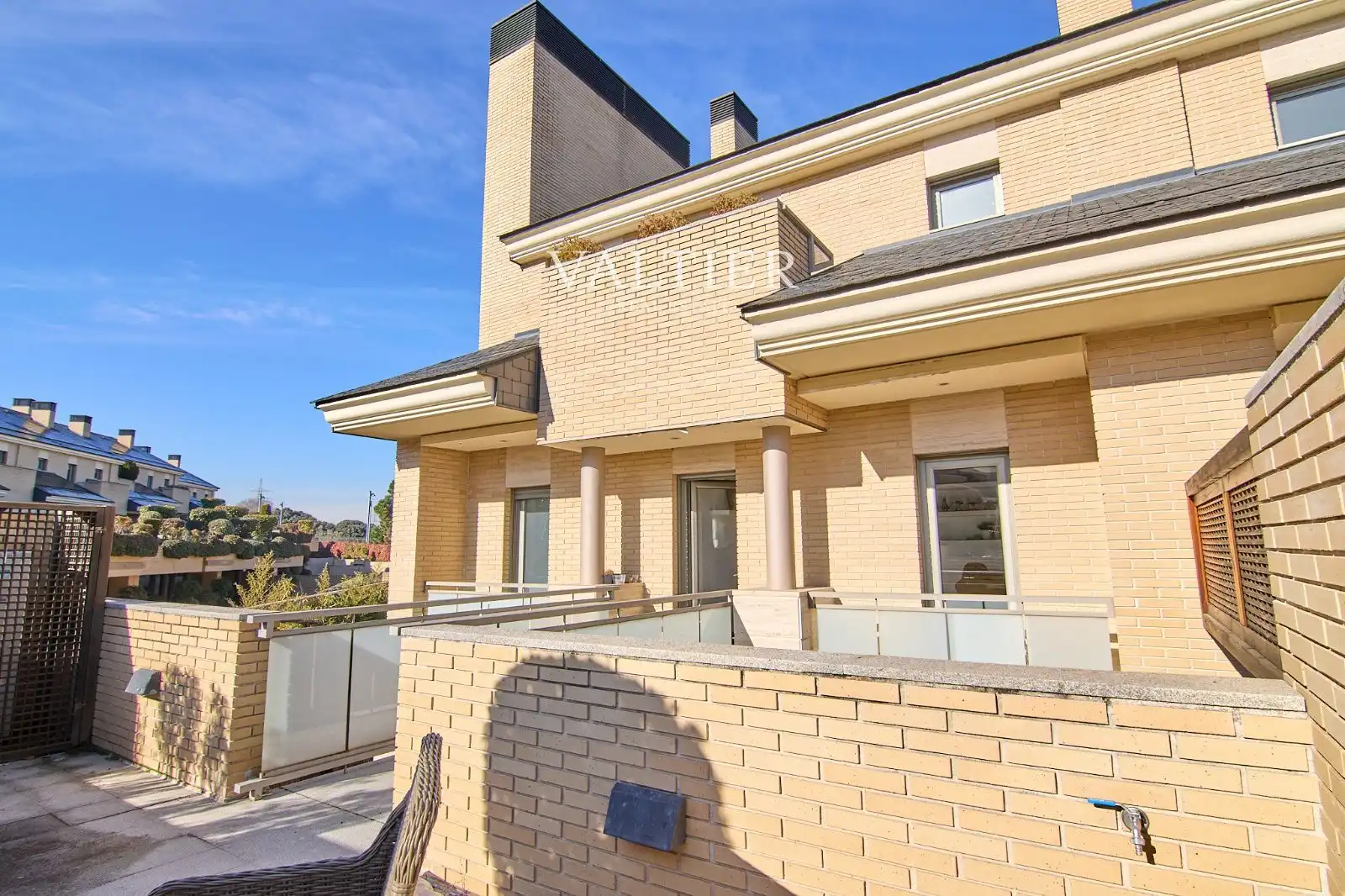 Vista exterior de Casa adosada en venda en Pozuelo de Alarcón amb Aire condicionat, Traster i Piscina