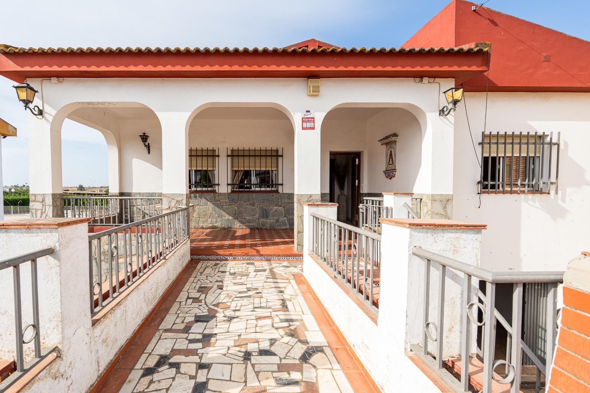 Vista exterior de Casa o xalet en venda en Rociana del Condado amb Jardí privat, Terrassa i Traster