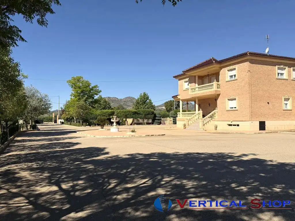 Vista exterior de Casa o xalet en venda en Yecla amb Aire condicionat i Calefacció