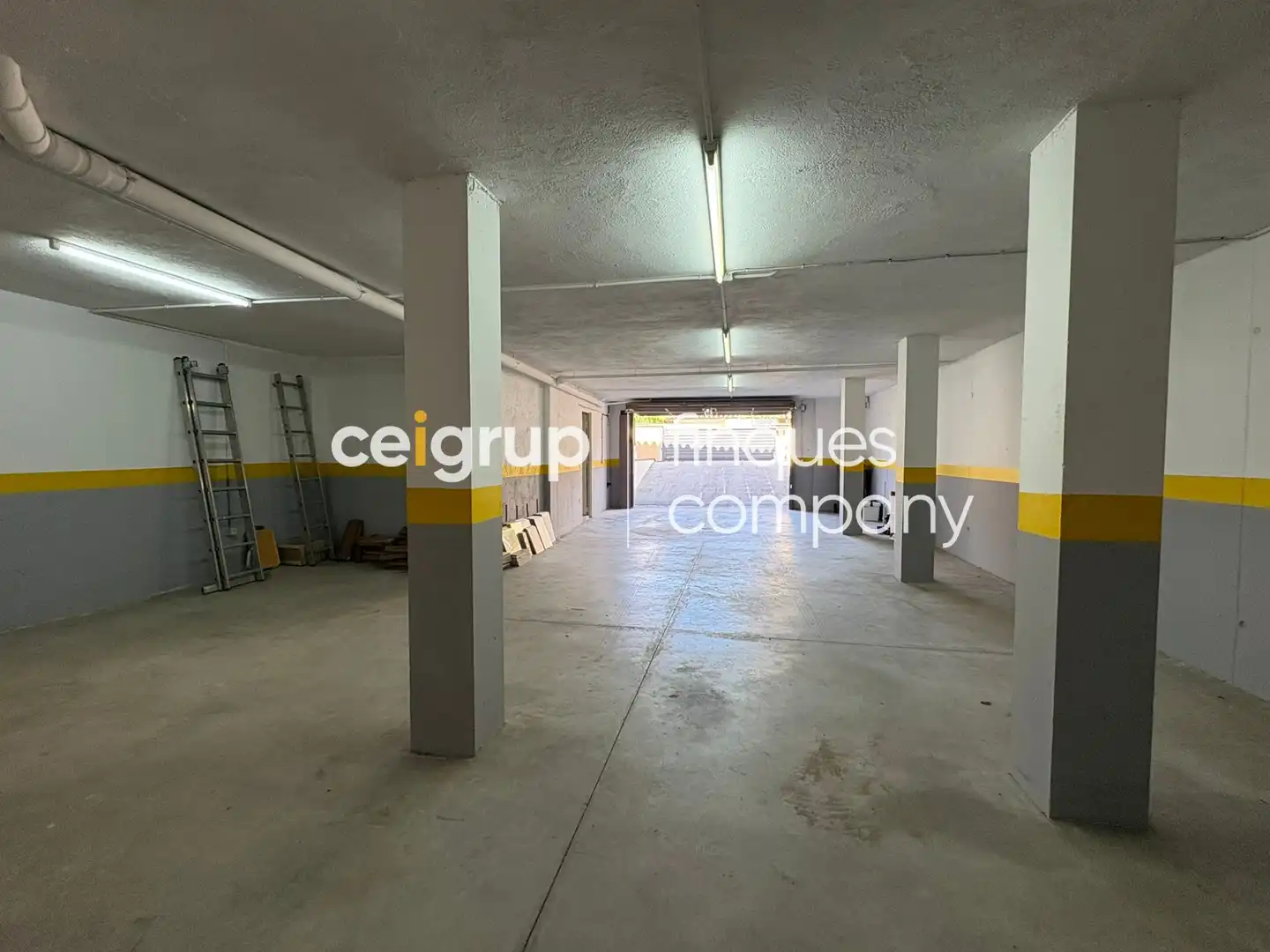 Parking de Casa o chalet de alquiler en Girona con Calefacción, Terraza y Piscina