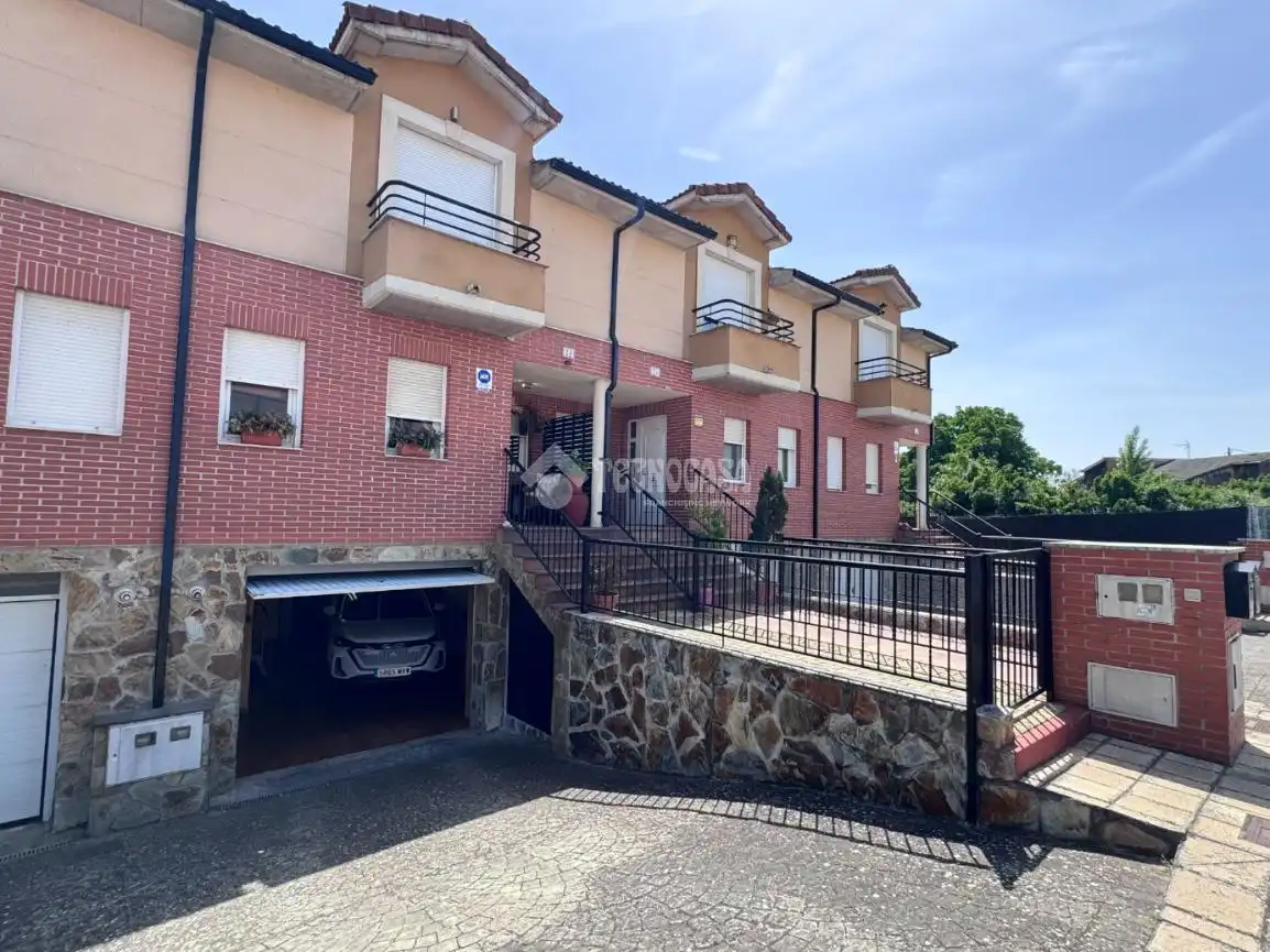Vista exterior de Casa adosada en venta en Valdefresno con Calefacción, Parquet y Piscina comunitaria
