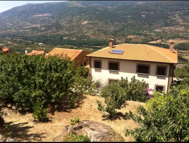 Vista exterior de Casa o xalet en venda en Valdastillas amb Aire condicionat, Calefacció i Terrassa