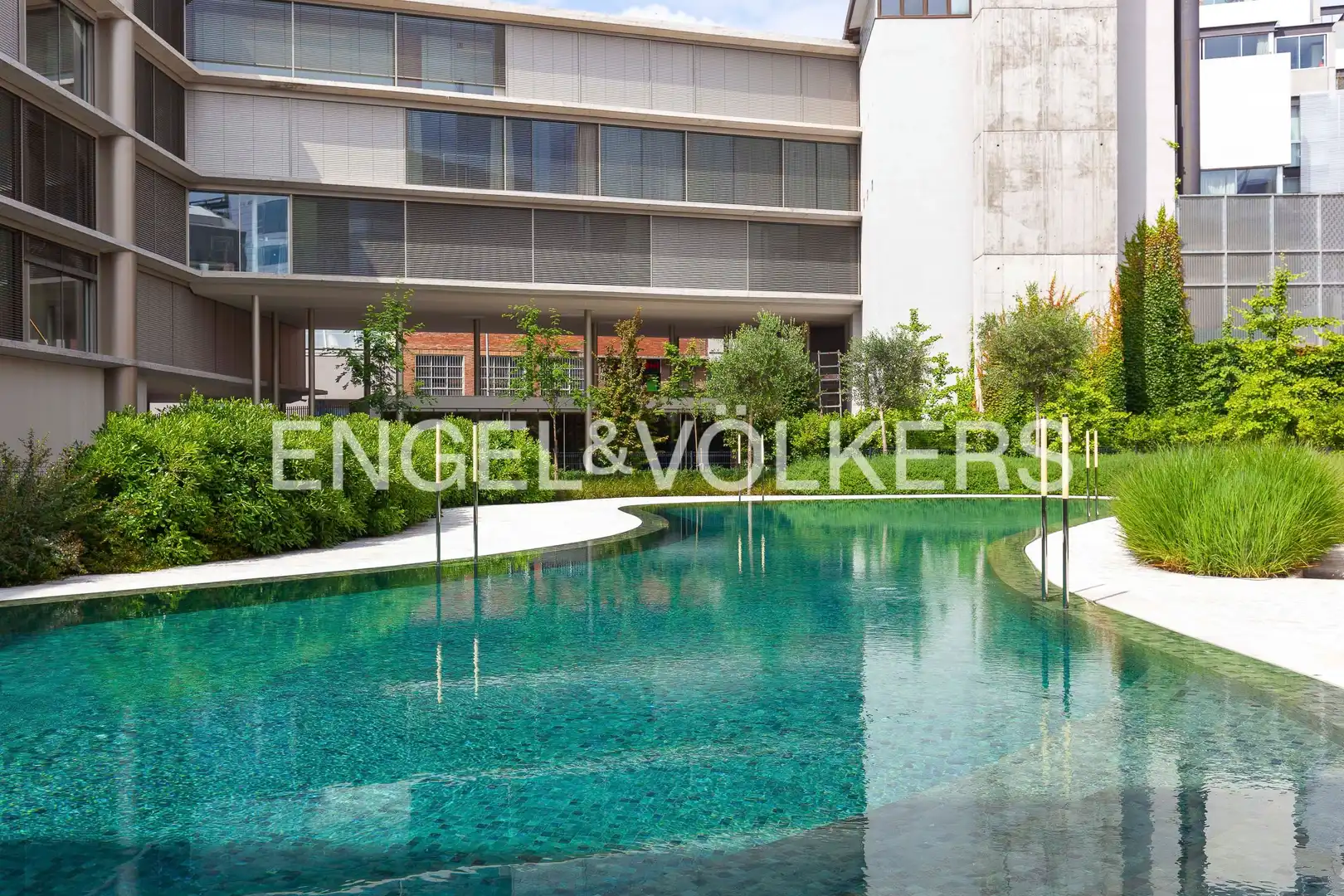 Piscina de Piso en venta en Madrid con Aire acondicionado, Calefacción y Jardín privado