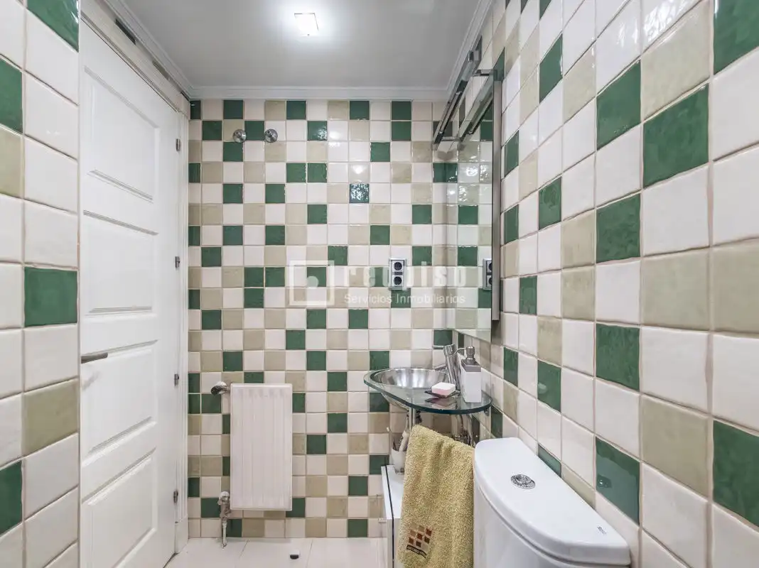 Baño de Piso en venta en Alcorcón con Calefacción, Jardín privado y Trastero