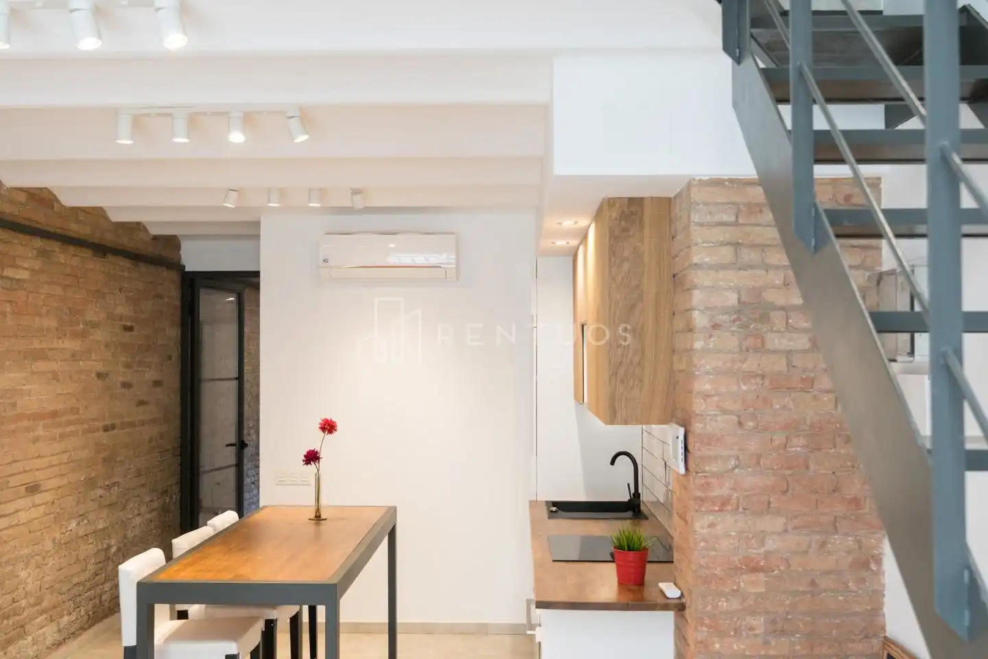 Cocina de Dúplex de alquiler en Barcelona con Aire acondicionado, Terraza y Amueblado