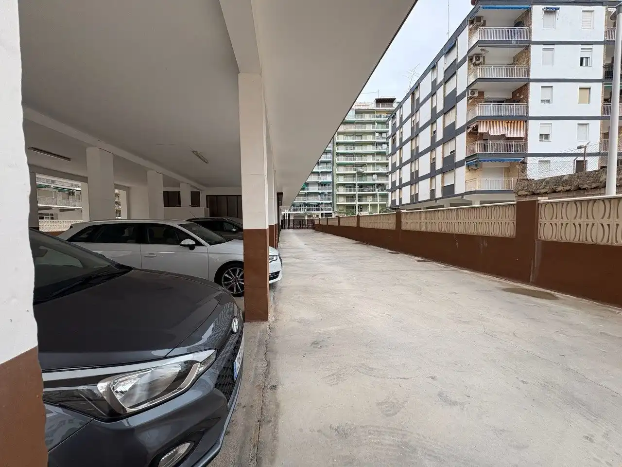 Parkplatz von Wohnung zum Verkauf in Cullera mit Klimaanlage, Privatgarten und Terrasse
