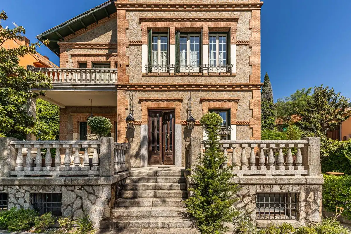 Exterior view of Houses for sale in San Lorenzo de El Escorial  with Air Conditioner, Heating and Private garden