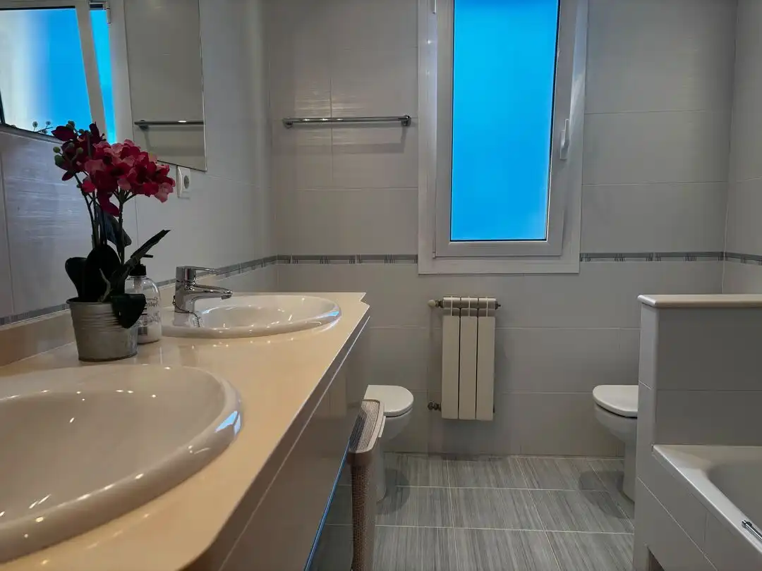 Baño de Piso de alquiler en Santander con Trastero, Amueblado y Balcón