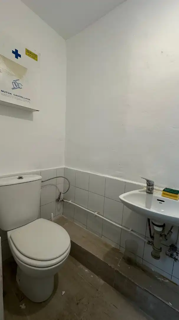 Baño de Local de alquiler en Burgos con Aire acondicionado y Alarma