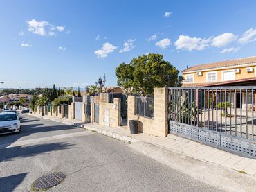 Adossat amb balcó en venda a Calle ENEBRO