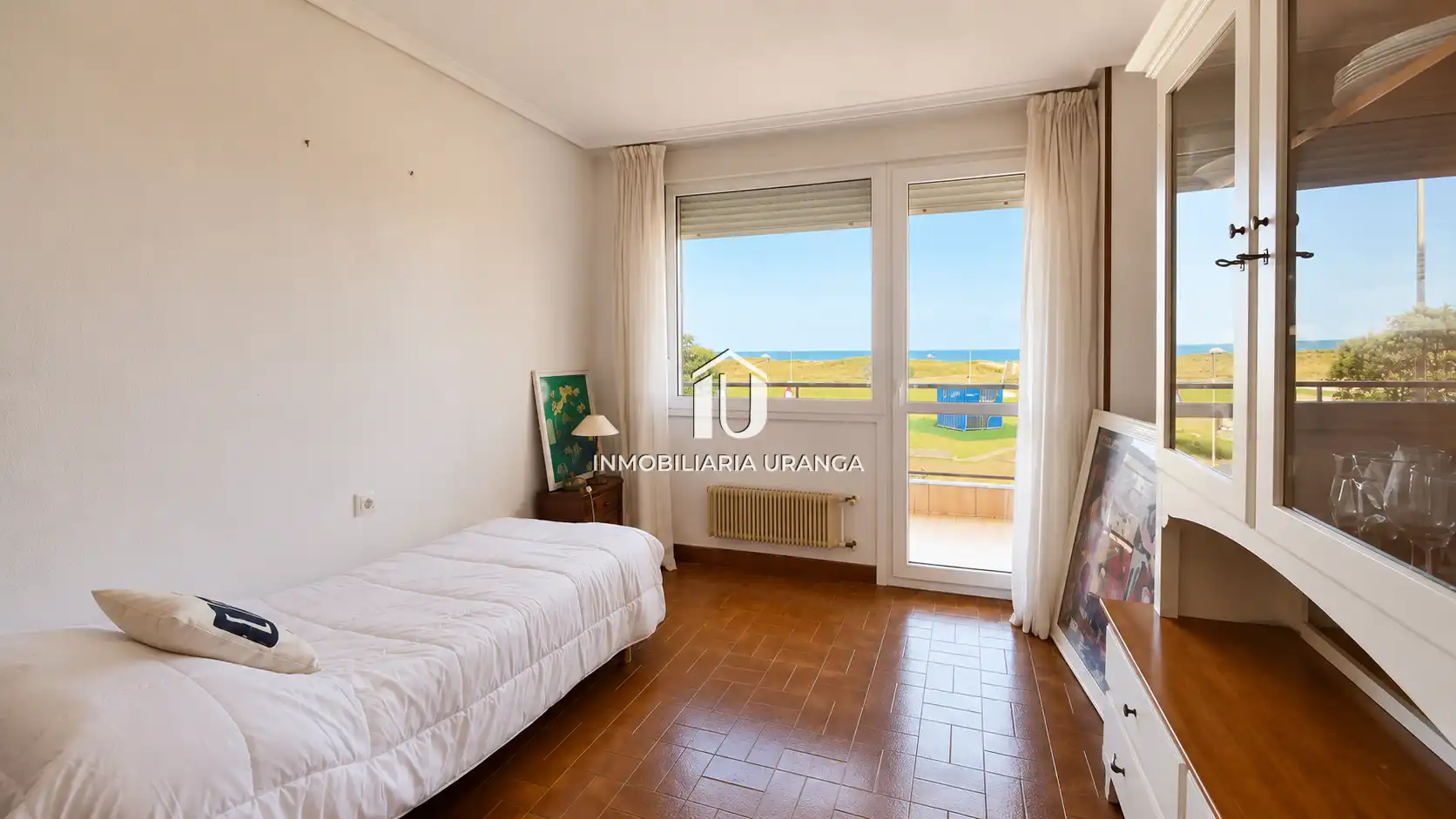 Habitación de Piso en venta en Laredo con Calefacción, Terraza y Piscina comunitaria