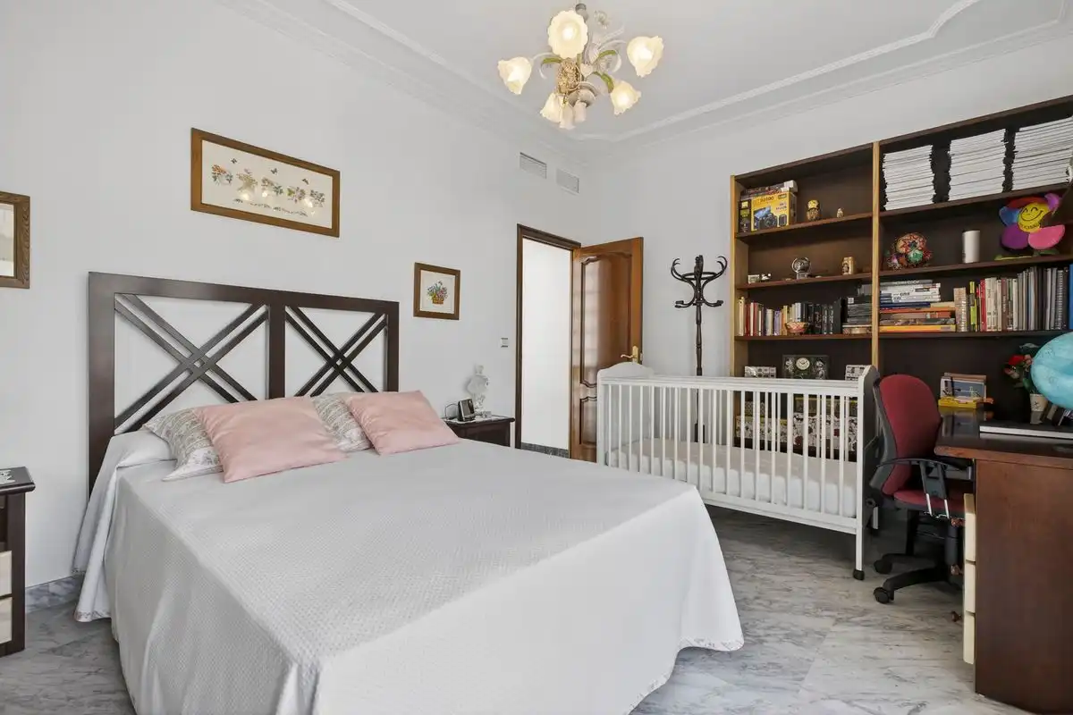 Dormitori de Casa adosada en venda en Santiponce amb Aire condicionat, Calefacció i Jardí privat