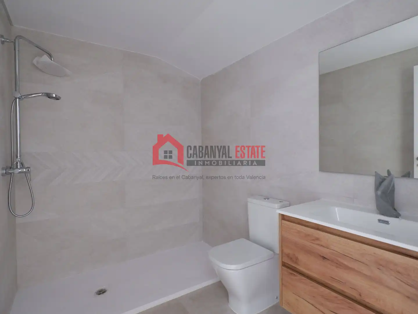 Baño de Ático en venta en Valencia con Aire acondicionado, Trastero y Balcón
