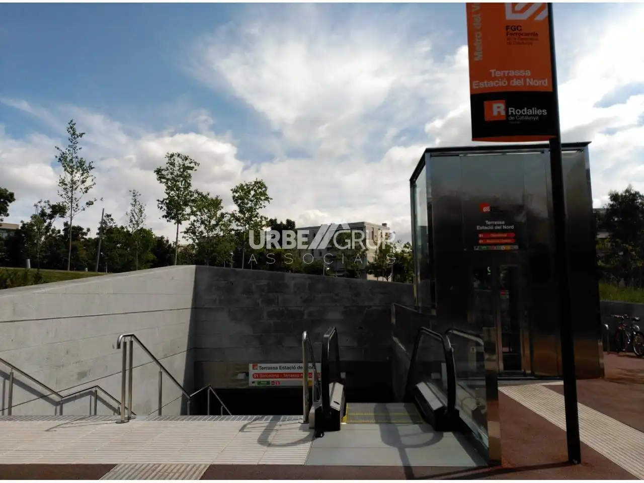 Vista exterior de Pis en venda en Terrassa amb Aire condicionat, Calefacció i Jardí privat