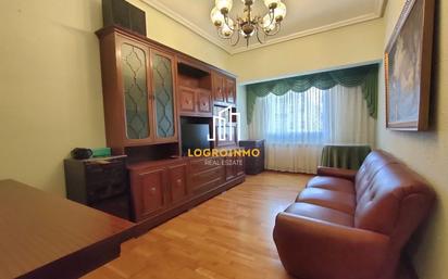 Sala d'estar de Pis en venda en  Logroño amb Calefacció, Parquet i Moblat