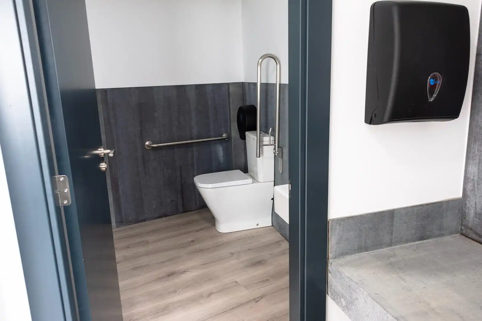 Baño de Oficina de alquiler en A Coruña Capital  con Aire acondicionado y Calefacción