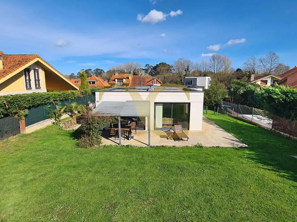 Terrassa de Casa o xalet en venda en Gijón  amb Calefacció, Jardí privat i Terrassa