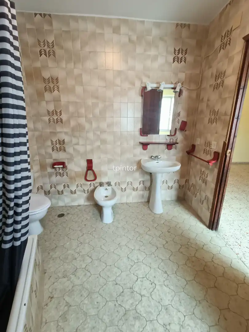 Badezimmer von Wohnung zum Verkauf in Plasencia mit Klimaanlage, Heizung und Parkett