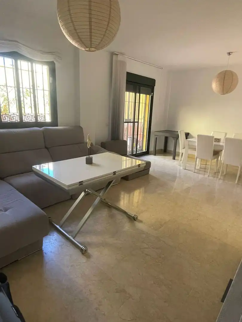 Sala d'estar de Casa o xalet en venda en Dos Hermanas amb Aire condicionat, Traster i Piscina comunitària