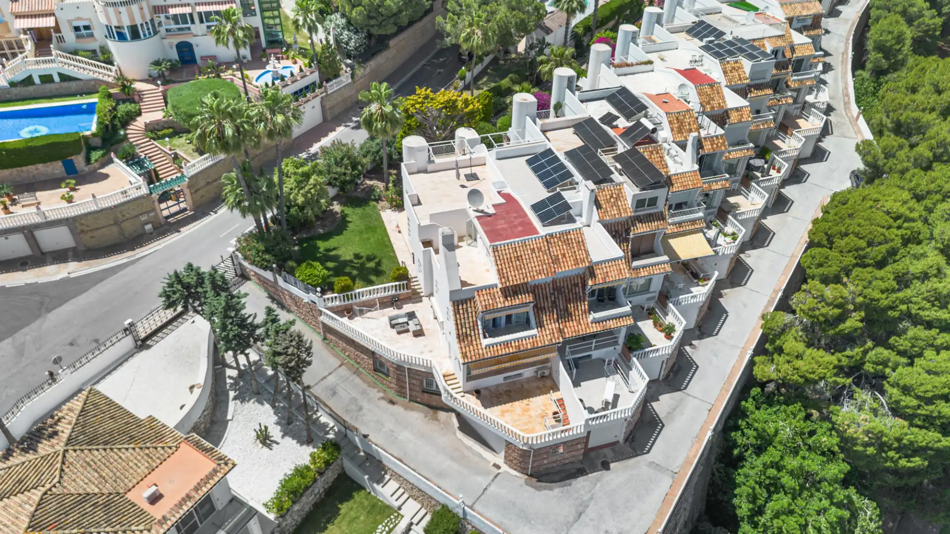 Vista exterior de Casa adosada en venda en Benalmádena amb Aire condicionat, Jardí privat i Terrassa