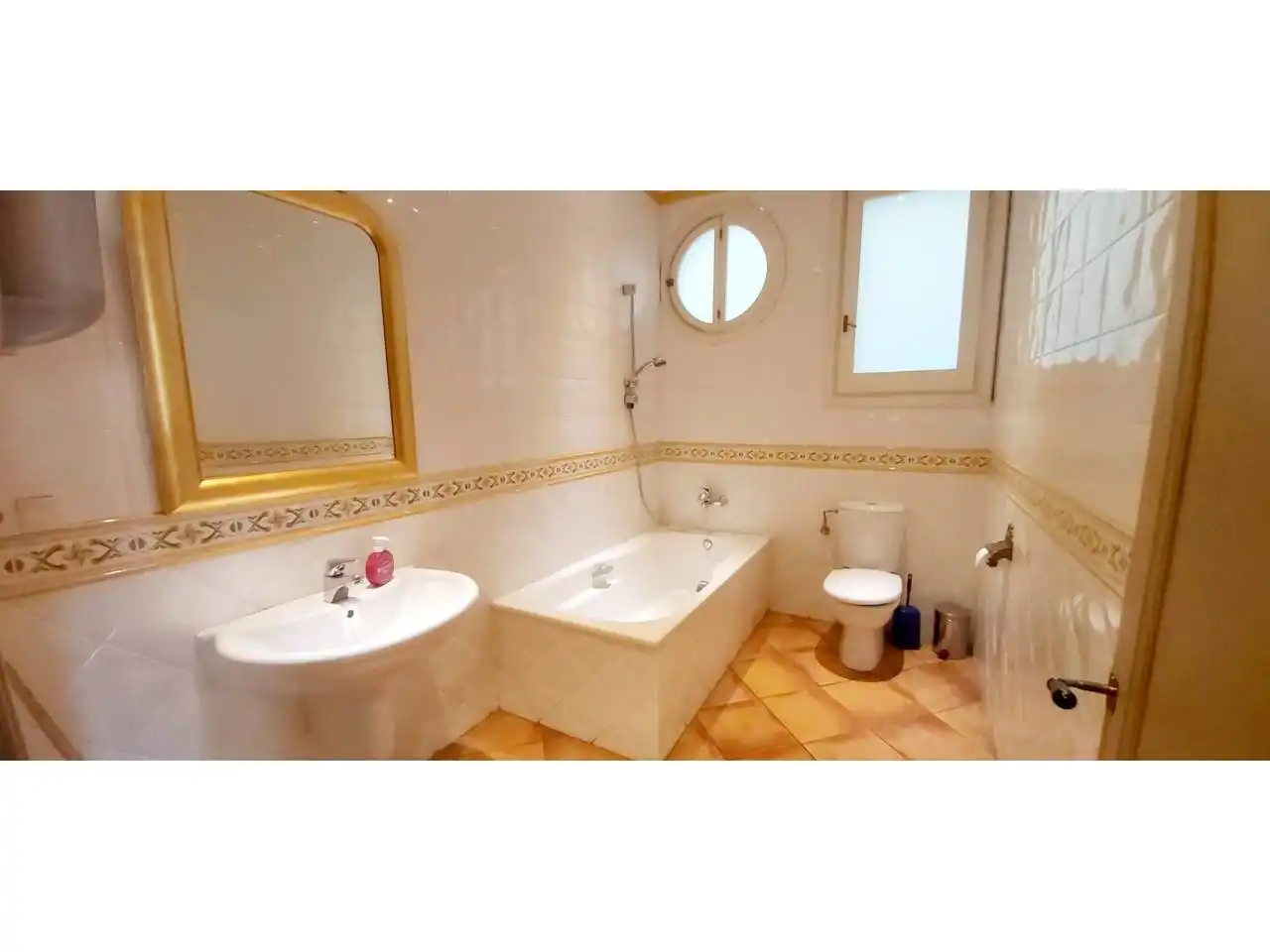 Bathroom of Flat for sale in Girona  with Air Conditioner, Heating and Parquet flooring