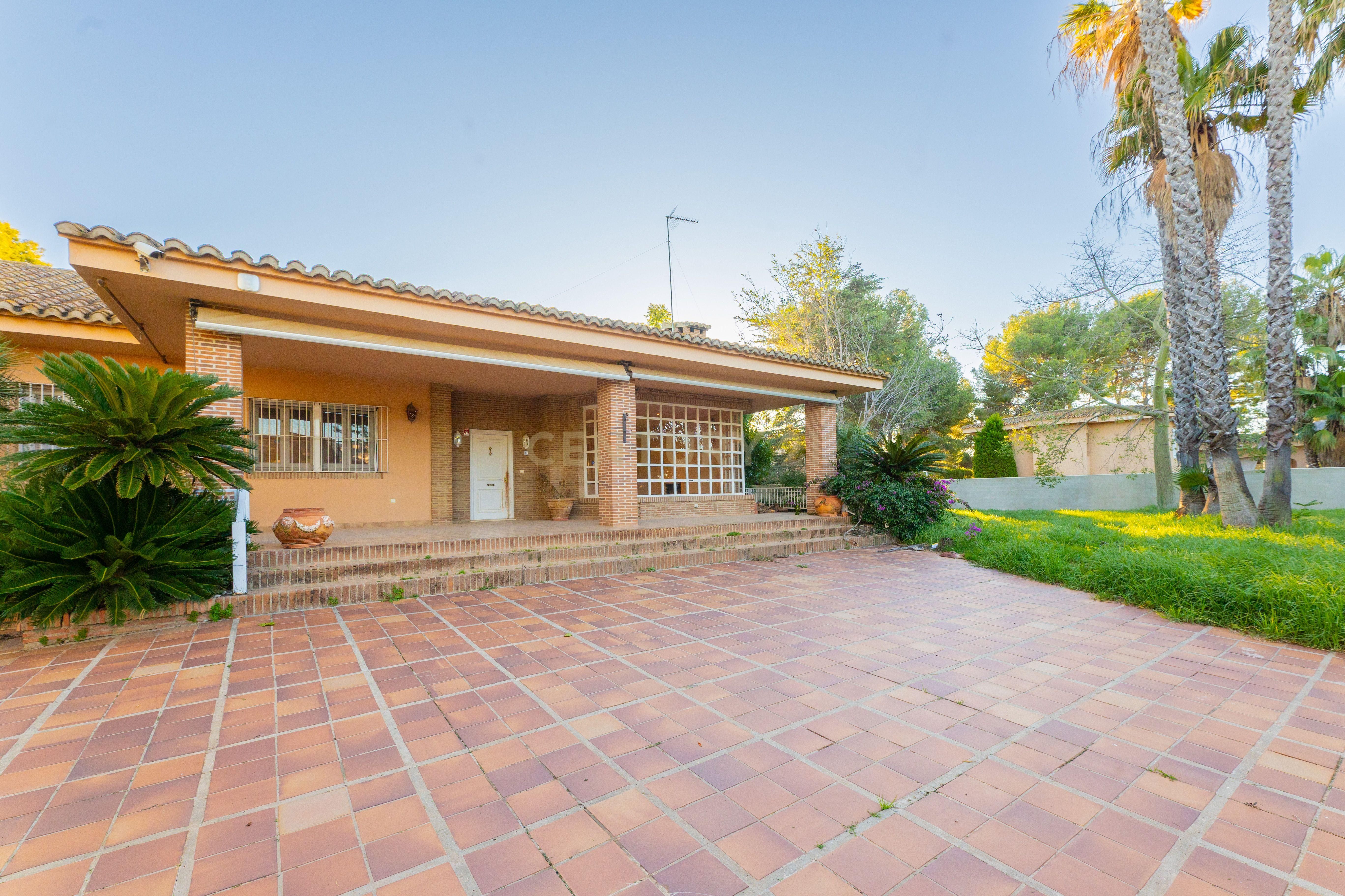 Exterior view of House or chalet for sale in Paterna  with Air Conditioner, Storage room and Alarm