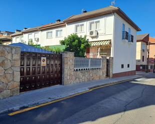 Vista exterior de Casa adosada en venda en Brunete amb Aire condicionat, Terrassa i Balcó