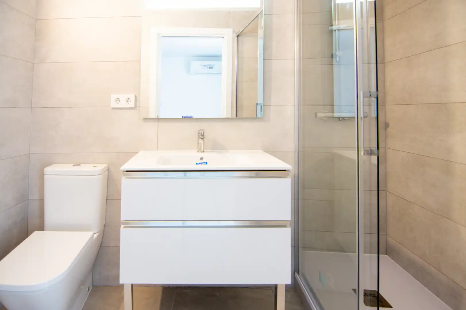 Badezimmer von Dachboden zur Miete in Castelldefels mit Klimaanlage, Heizung und Terrasse
