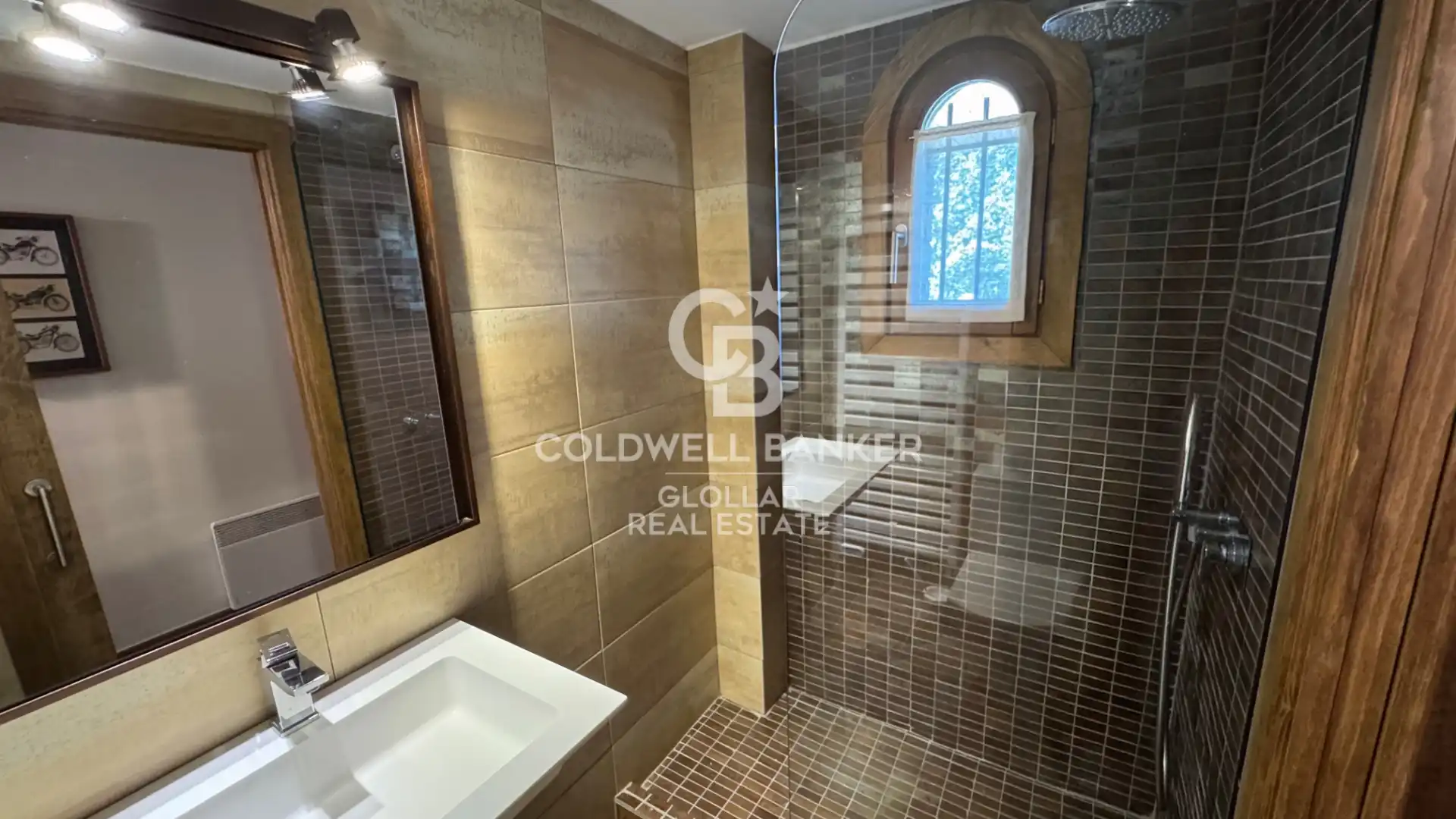 Badezimmer von Einfamilien-Reihenhaus zum Verkauf in Osséja mit Privatgarten, Parkett und Terrasse